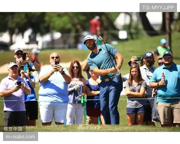 威士伯锦标赛现场，小球迷获赠球员签名手套后喜极而泣